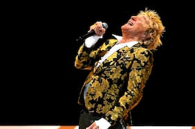 Rod Stewart se despide de Chile con un show cargado de éxitos, carisma y pelotas de fútbol