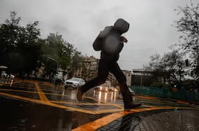 Sistema frontal deja 20 viviendas con daños y 30 personas aisladas: Senapred mantiene alertas por aumento de caudales