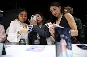 Samsung lanza nuevos teléfonos Galaxy Z Fold y Flip en medio de una adopción lenta hasta ahora