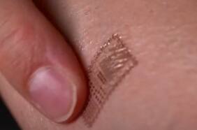 Desarrollan un tatuaje electrónico que puede controlar la presión arterial