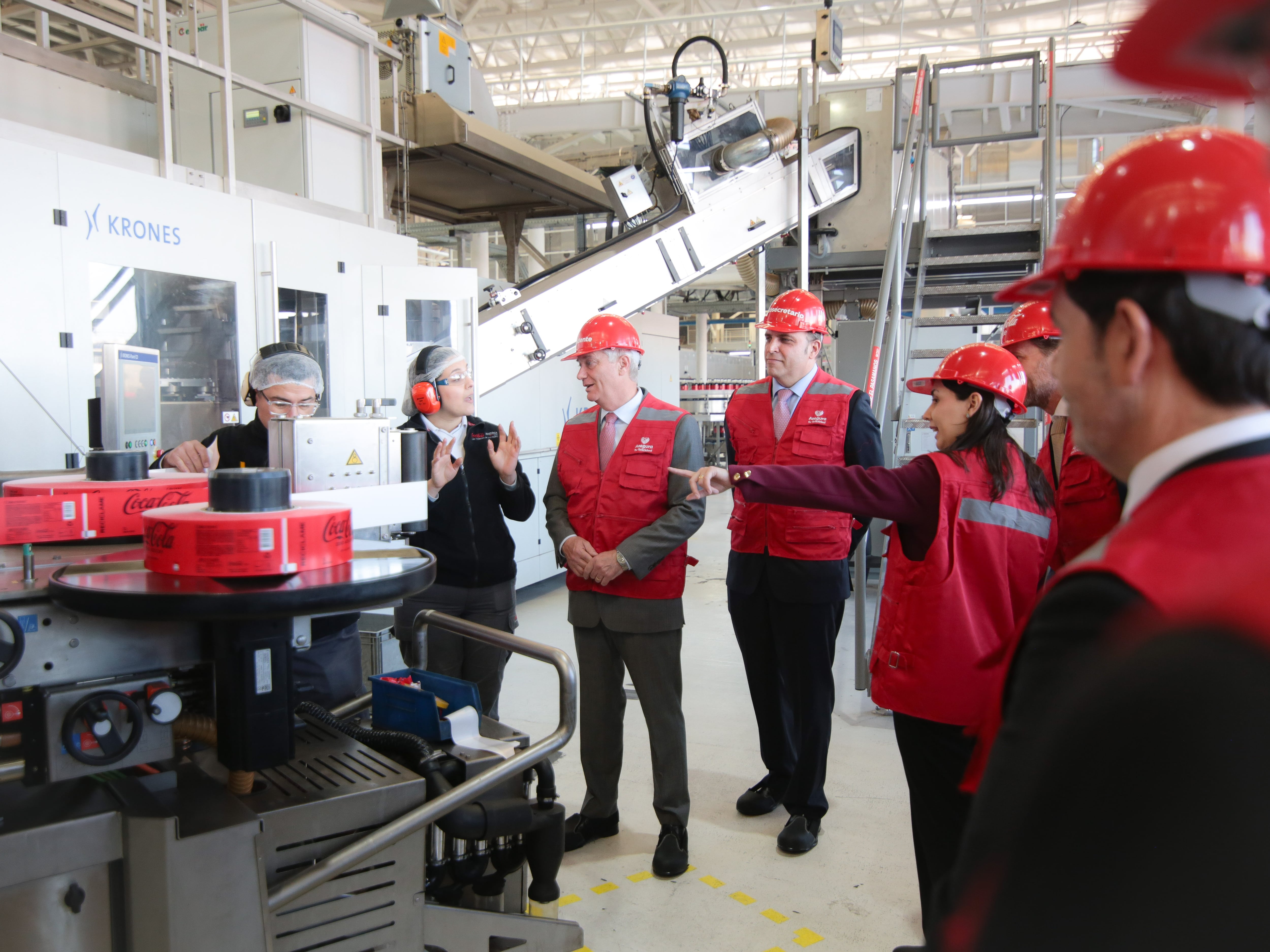 Antes de la ceremonia, el Presidente Kast recorrió la planta de Coca-Cola Andina en Renca, donde conoció sus procesos productivos y conversó con trabajadores.