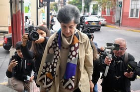 Directivo de Contraloría revela seguidilla de mensajes del jefe de gabinete de la exsenadora Allende para acelerar venta de Guardia Vieja