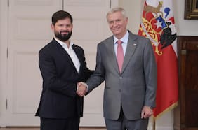 Gabriel Boric y José Antonio Kast ya están reunidos en La Moneda