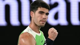 Va por el Grand Slam que le falta: Carlos Alcaraz se impone sin problemas en su estreno en el Abierto de Australia