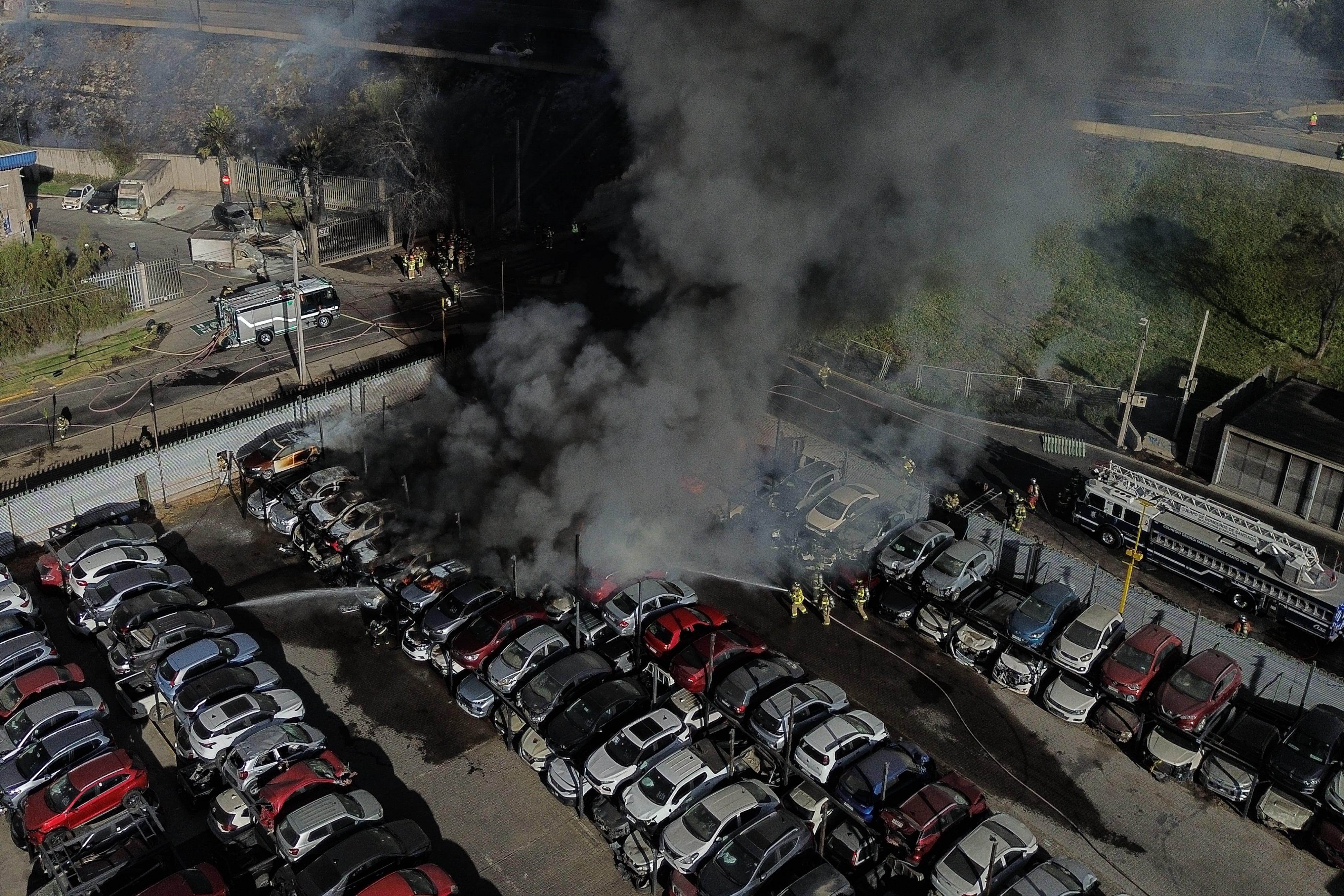 Santiago, 19 de Febrero 2026.
Explosion de Camion de transporte de materiales peligrosos en Enlace General Velasquez genera emergencia y danos a los alrededores
Diego Martin/Aton Chile