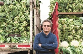 El hombre que rescata la comida que sobra