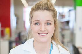 “Increíblemente emocionante”: científica australiana logra “matar” células de cáncer de mama en solo una hora utilizando veneno de abeja