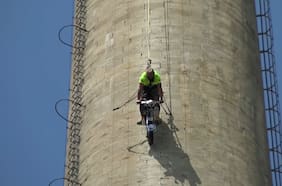 No apto para enfermos cardíacos: baja una chimenea industrial de 110 metros a bordo de una Vespa