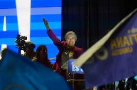 Jara intenta contener ofensiva opositora por polémicos cánticos del público contra Carabineros en su cierre de campaña