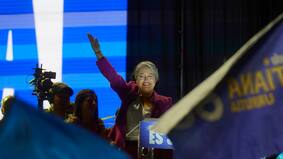 Jara intenta contener ofensiva opositora por polémicos cánticos del público contra Carabineros en su cierre de campaña