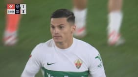 Lucas Cepeda debuta en la liga española en derrota del Elche con el Barcelona