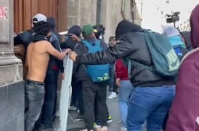 Manifestantes derriban la puerta del palacio presidencial en México
