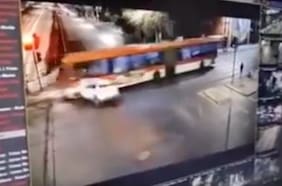 Captan momento en que automóvil choca contra bus RED que terminó cayendo desde paso nivel a la Autopista Central