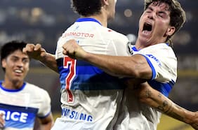 La distinción de la Conmebol a Clemente Montes tras brillar en el triunfo de la UC ante Barcelona en la Copa Libertadores
