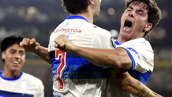 La distinción de la Conmebol a Clemente Montes tras brillar en el triunfo de la UC ante Barcelona en la Copa Libertadores
