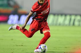 Athletico Paranaense deja escapar la victoria ante Goiás con Arturo Vidal como titular