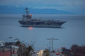 Uno de los más grandes del mundo: portaaviones USS George Washington llega a Punta Arenas para realizar ejercicios con la Armada chilena