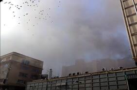 Incendio en sector de Plaza de Armas en Santiago Centro mantiene a varias personas atrapadas