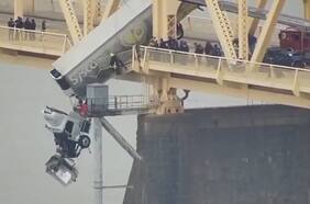 Sorprendente rescate de un conductor colgado tras accidente en un puente de Louisville