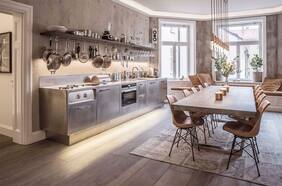 Recorre este departamento en Estocolmo que mezcla armoniosamente los colores y donde la la cocina se lleva el protagonismo