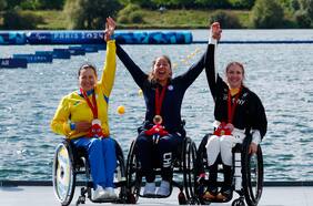 La emotiva historia de Katherinne Wollermann, la canoísta paralímpica que se transformó en leyenda tras alcanzar el oro en París 2024