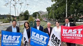 Alcalde Alessandri y concejales de Lo Barnechea realizan banderazo en apoyo a José Antonio Kast