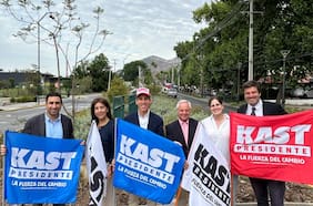 Alcalde Alessandri y concejales de Lo Barnechea realizan banderazo en apoyo a José Antonio Kast