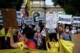 Colombia rompe récord de muertes por covid-19 registradas en un día en medio de protestas