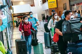 Apertura de fronteras aéreas: 48 extranjeros han debido retornar a su país por no cumplir con los requisitos al llegar a Chile