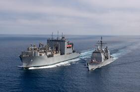 Cómo la Marina de Estados Unidos recarga misiles en el mar y cómo se relaciona con las tensiones con China