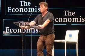 Andrew Keen: “Además de internet, también tenemos una crisis de democracia ligada al concepto de ‘el ganador se lo lleva todo’, que es parte del capitalismo”