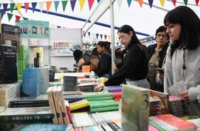 Alberto Fuguet y Francisca Solar encabezan la segunda versión del Festival Invierno Lector que llega a la Plaza de Maipú
