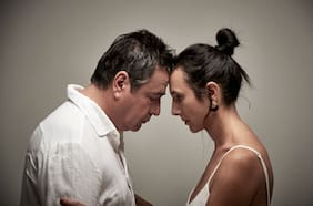 Blanca Lewin y Claudio Arredondo protagonizan “En el medio” la nueva producción de Teatro Zoco