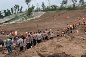 Deslizamiento de tierra en Indonesia deja al menos nueve muertos y 81 desaparecidos