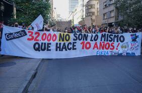 Universitarios marchan pidiendo aumento en monto de beca y gobierno compromete agenda de trabajo: manifestación culminó con incidentes en el centro de Santiago