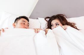 ¿Los humanos evolucionaron para compartir cama? Esto dice la evidencia científica