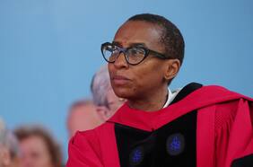 Rectora de Harvard renuncia a su cargo tras acusaciones de plagio y polémicos dichos sobre antisemitismo en el campus