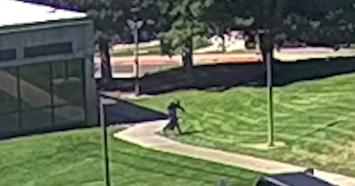 Difunden video del presunto asesino de Charlie Kirk huyendo de la Universidad de Utah