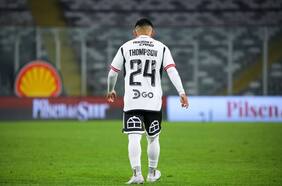 La advertencia de Gustavo Quinteros a Jordhy Thompson en Colo Colo