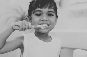 ¿Cepillo sin dientes? La crisis de salud bucal que afecta a niñas y niños en Chile