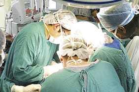Efecto pandemia en hospitales: tiempo de espera por cirugías aumentó de 11 a 15 meses