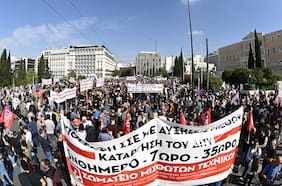 Por primera vez en la UE (y contra la tendencia en Chile): Grecia se dispone a introducir jornada laboral de 13 horas diarias