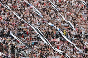 “Ganan sueldos millonarios”: el reproche de los hinchas de Colo Colo tras el empate de Limache