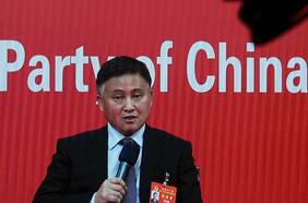 El hombre encargado de dirigir el yuan en la turbulenta economía china