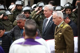 Presidente Kast asiste a funeral de carabinero fallecido tras operativo en Lo Espejo