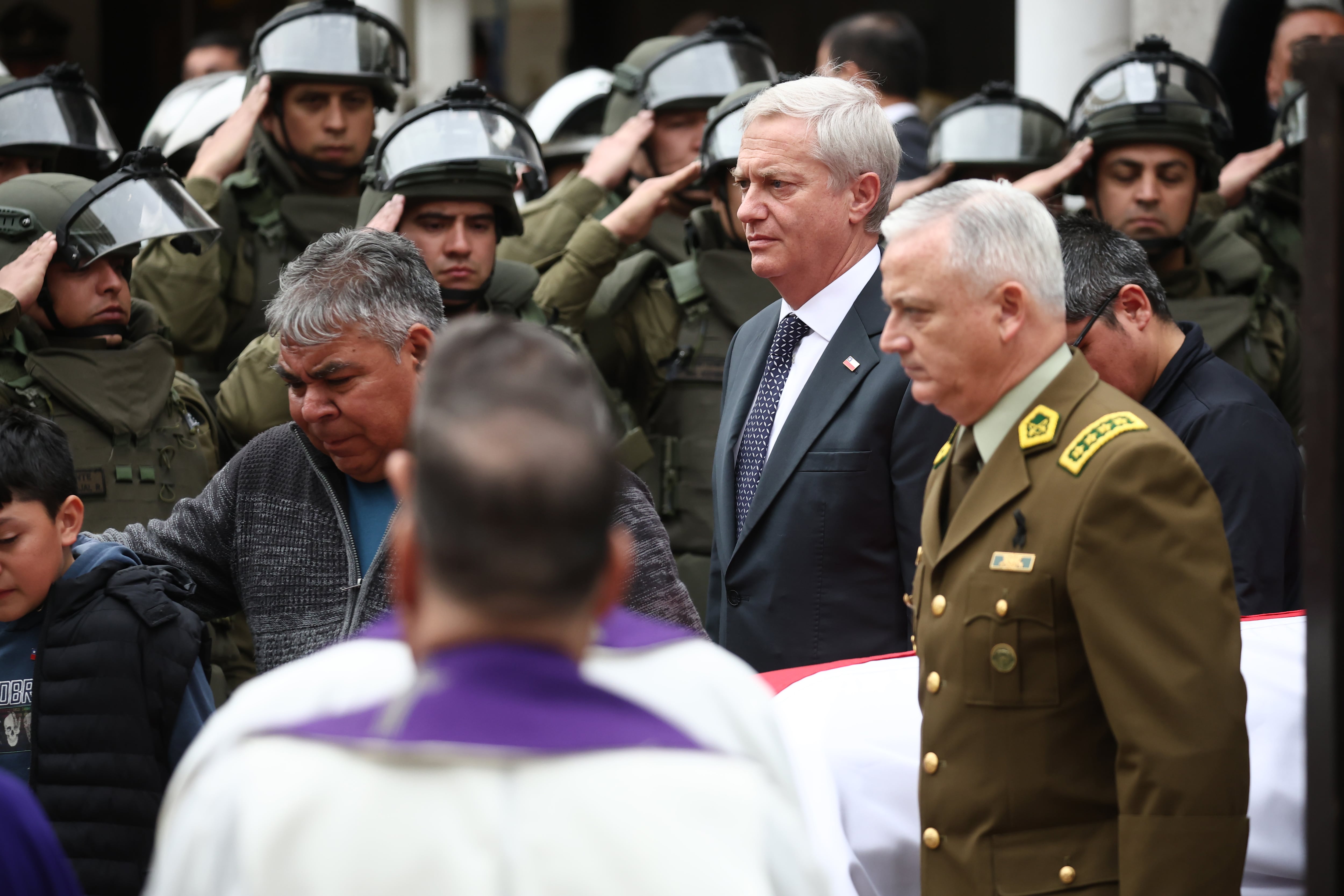 El Presidente de la República, José Antonio Kast, asistió a la ceremonia de funeral del cabo segundo de Carabineros de Chile, Cristopher Aguilera.