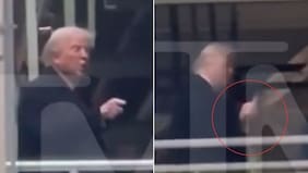 Casa Blanca reaccionó al gesto ofensivo de Trump con trabajador que lo acusó de “protector de pedófilos”