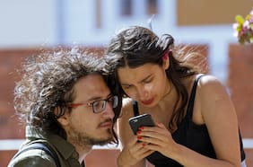 La drástica inversión de roles de la Generación Z: las mujeres prefieren sus carreras, los hombres quieren hijos