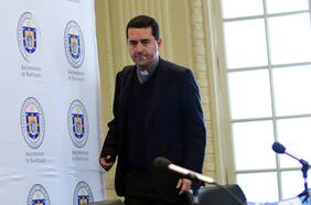 “Me toma la pierna tres veces con palmadas rápidas y sonríe”: El testimonio de uno de los denunciantes del obispo Roncagliolo