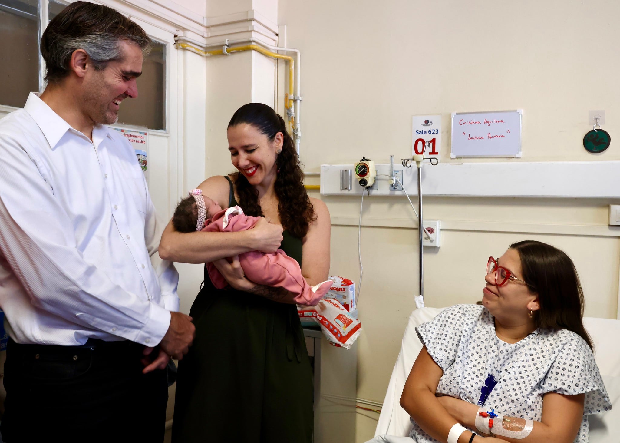 Autoridades visitan a la primera bebé nacida en 2026 en la Región Metropolitana